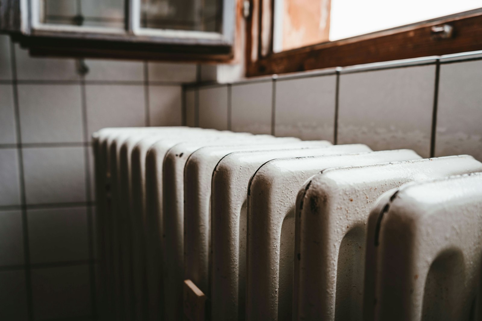 Hvid radiator under et vindue
